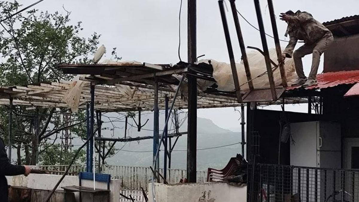 Derecik'te fırtına; çatılar uçtu, seralar zarar gördü