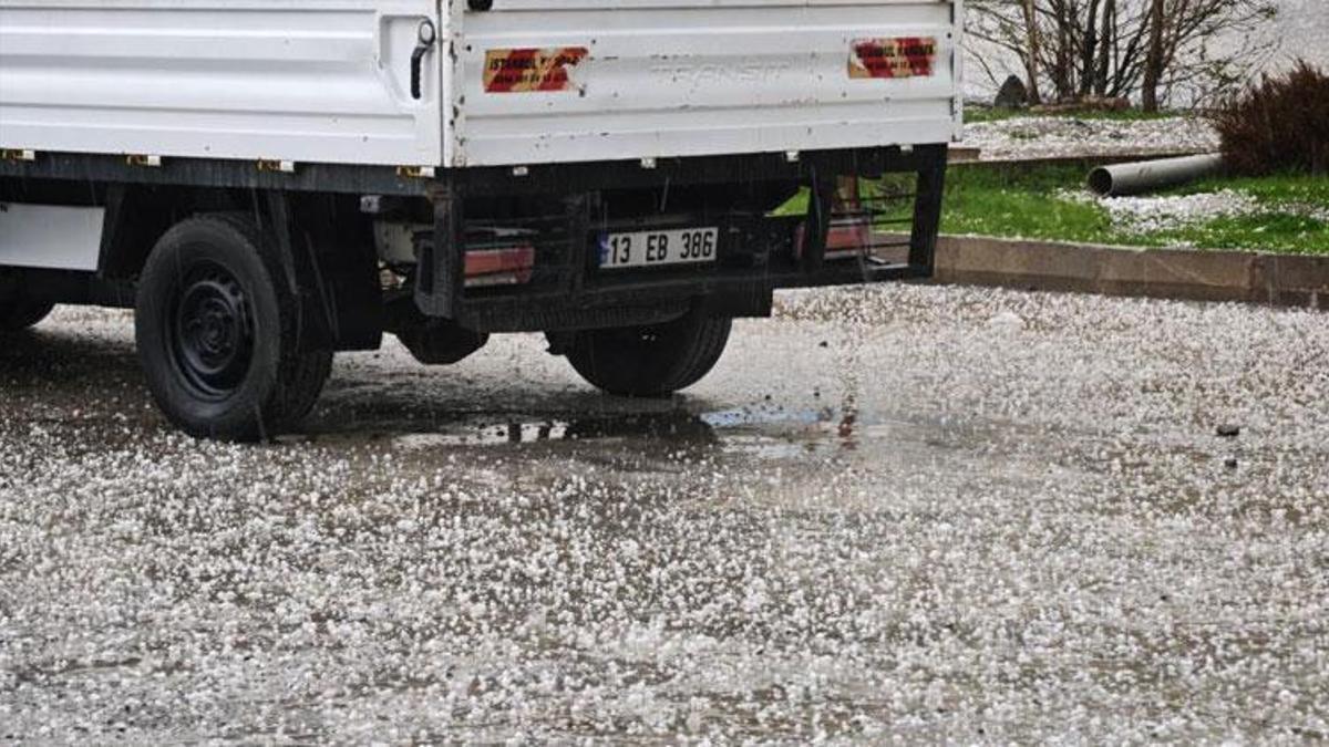 Bitlis’te aniden bastıran dolu, sürücülere zor anlar yaşattı