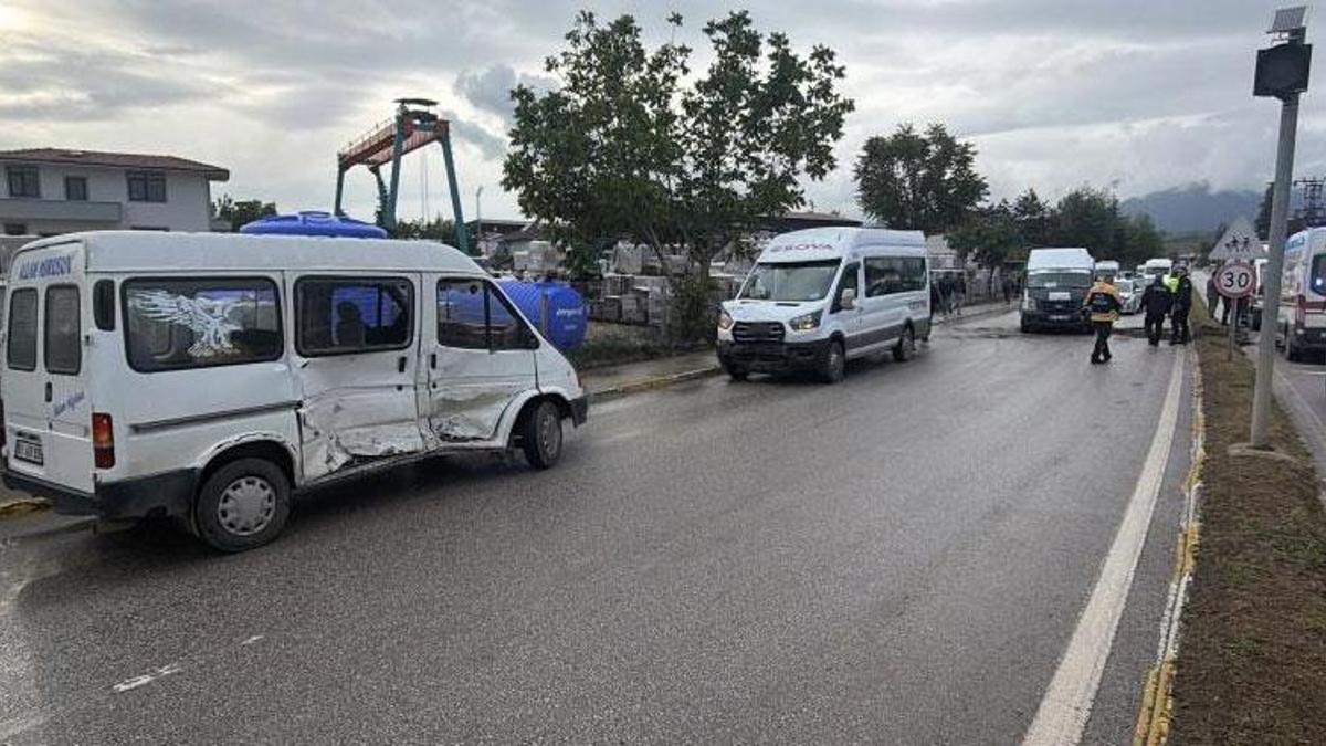 Tokat Erbaa'da iki servis minibüsü çarpıştı