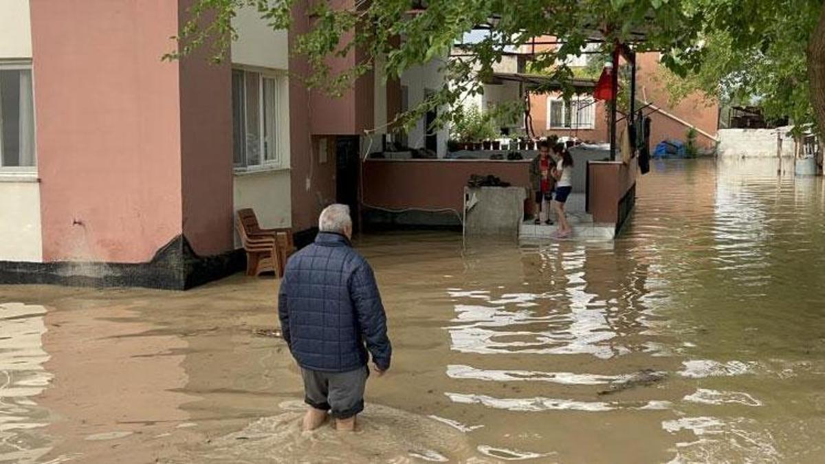 Sağanak Osmaniye’de etkili oldu, evleri ve tarlaları su bastı