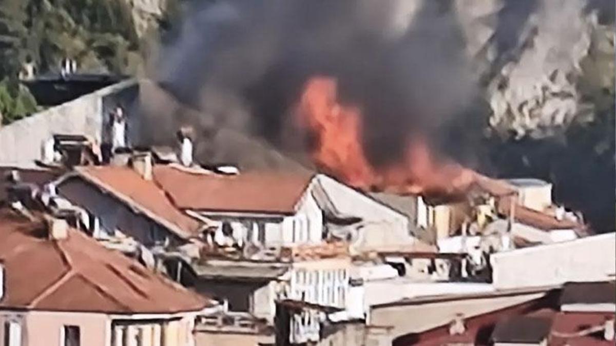 Amasra'da yangın paniği! 5 katlı binanın çatısı alev alev yandı