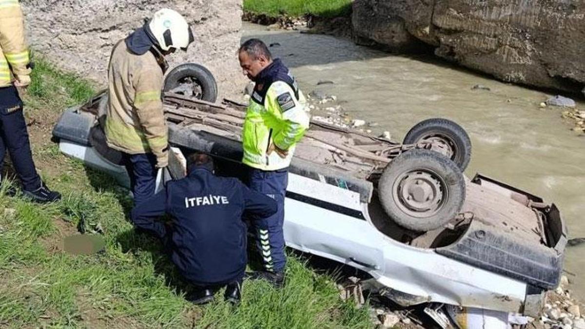 Kontrolden çıkan otomobil köprüden düştü 2 kişi yaralandı