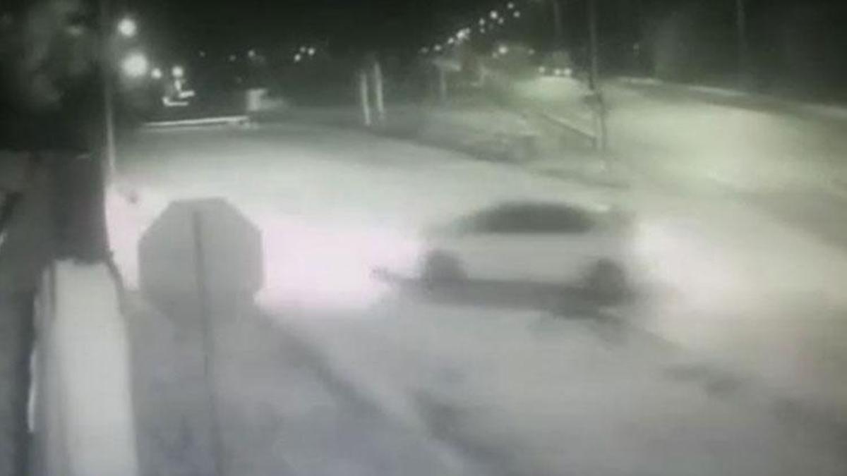 Reyhanlı'da otomobilin bahçe duvarına çarptığı anlar kamerada