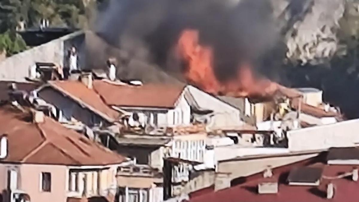 5 katlı binanın çatısı yandı