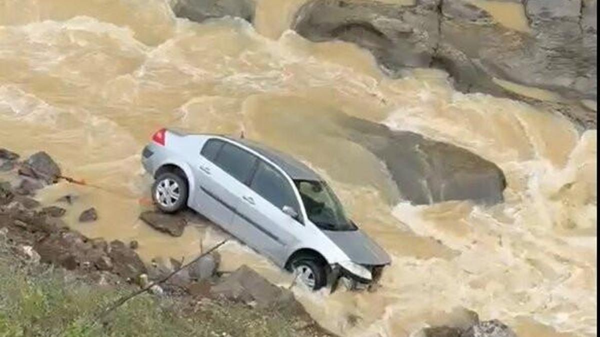 Dereye savrulan otomobilin sürücüsü yaralandı