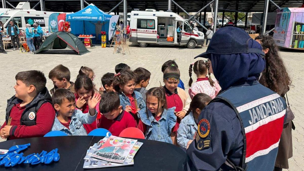 Jandarmadan çocuklara hediye