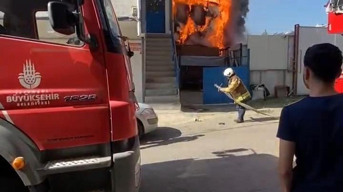Pendik’te 2 katlı binada çıkan yangın söndürüldü; 1 kişi dumandan etkilendi