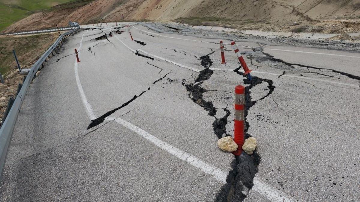 Bitlis'te iki ilçe arasında görüldü: Sınır kayboldu