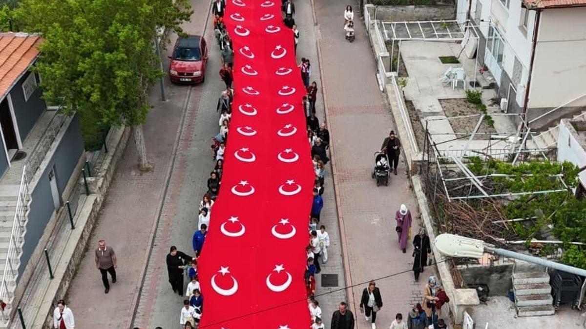 Nevşehir’de 135 metrelik Türk bayrağı ile 19 Mayıs yürüyüşü