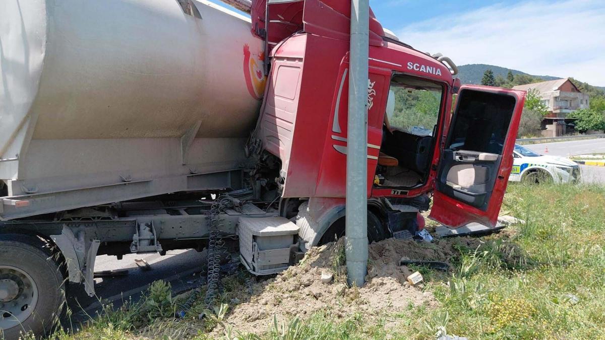 TIR elektrikli bisiklete çarptı, aynı aileden 1 kişi öldü, 4 kişi yaralandı