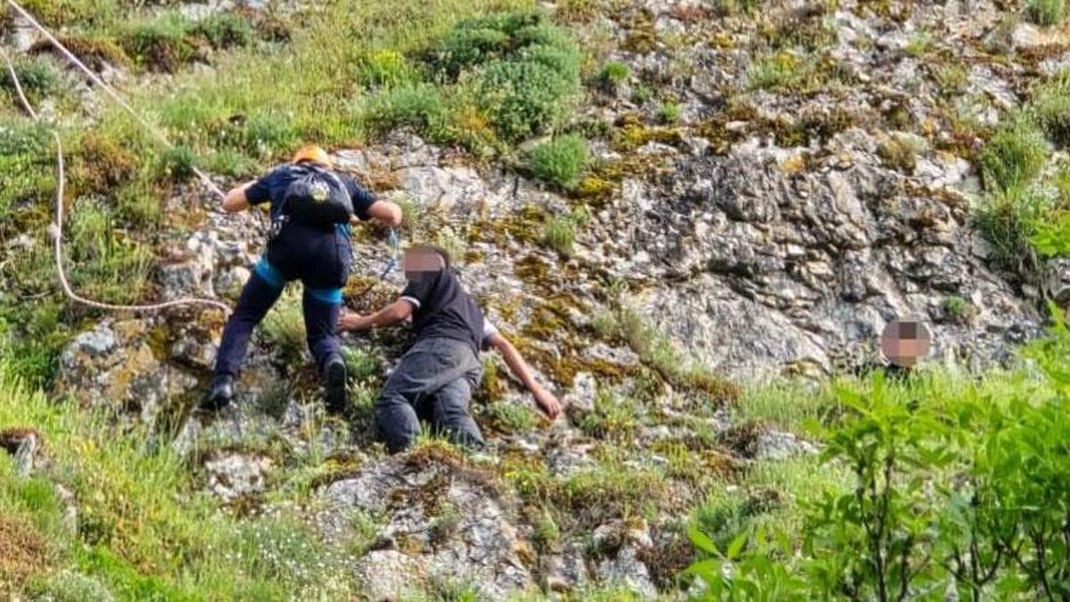 Eskişehir'de dağdaki oyukta mahsur kalan 2 genç kurtarıldı