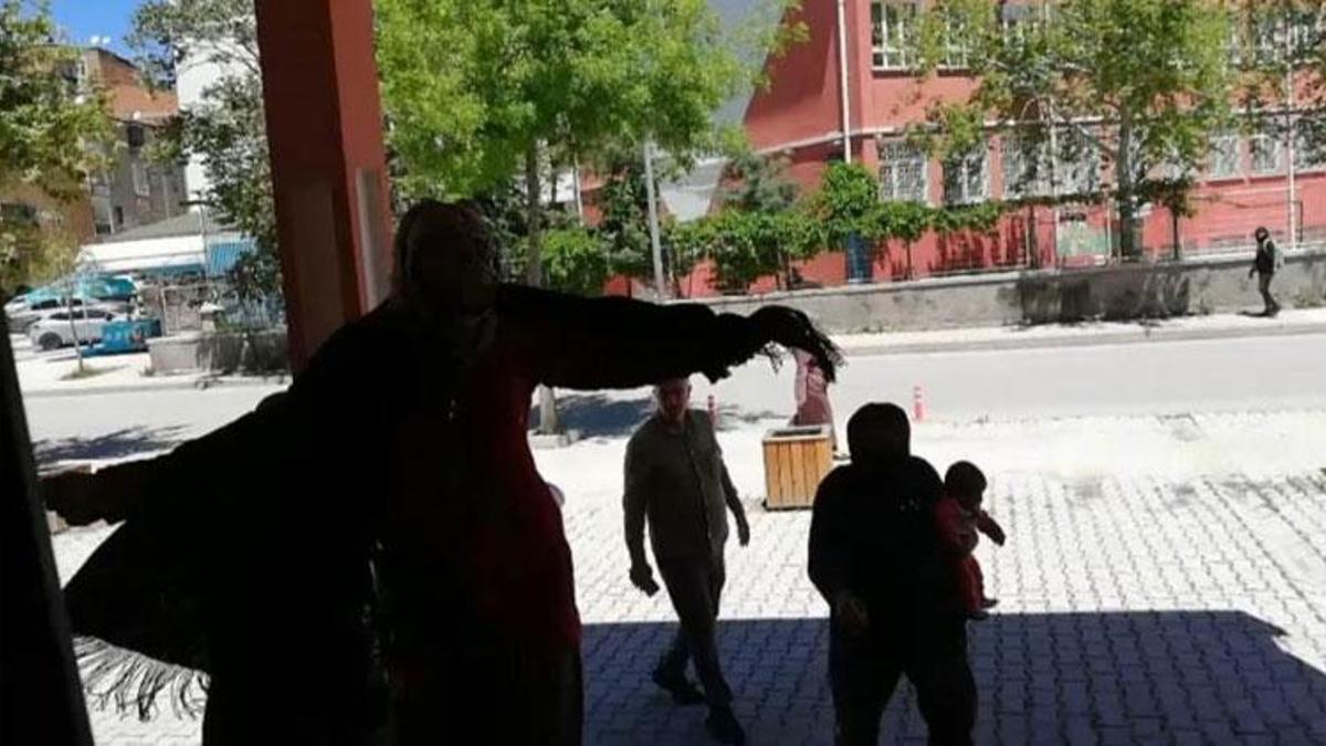 Elazığ'da pişkin dilenci 'Çek abi çek' dedi, zabıta müdürlüğüne oynayarak girdi