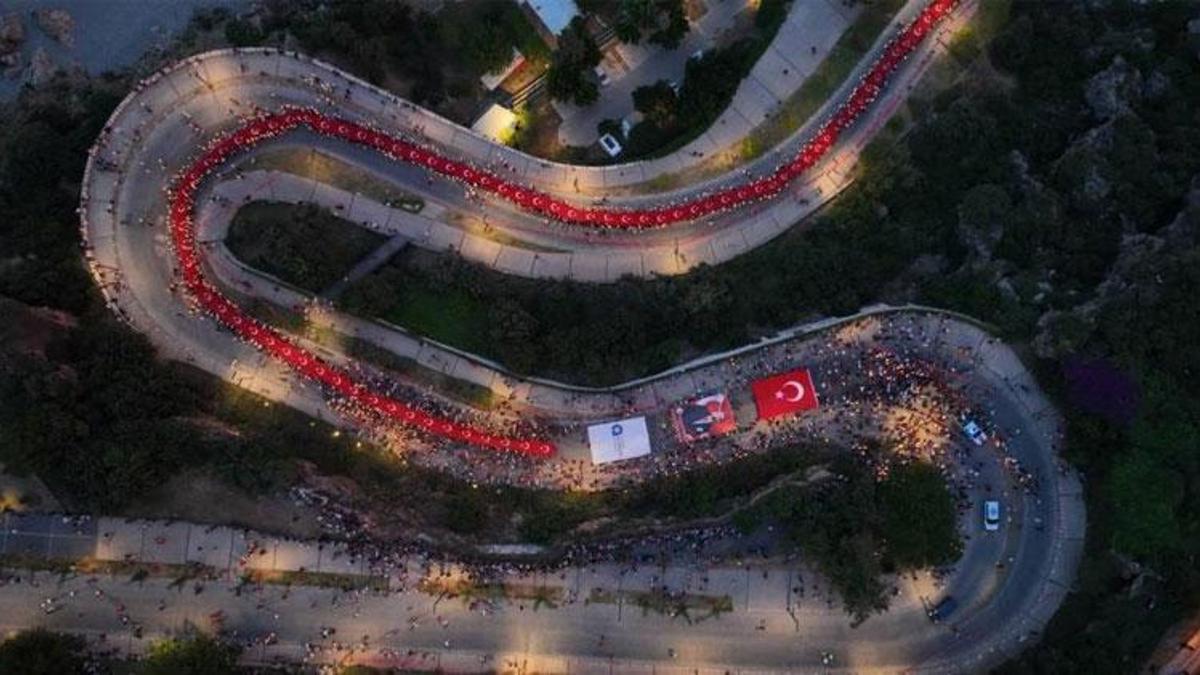 Antalya'da 19 Mayıs coşkusu! 400 metrelik Türk bayrağıyla fener alayı