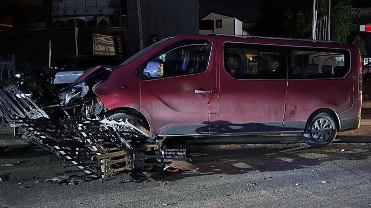 Adapazarı'ında kontrolden çıkan minibüs refüjdeki demirlere çarptı