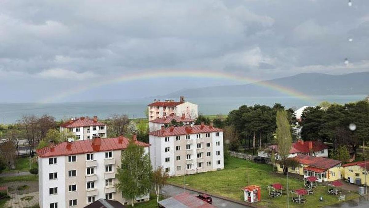 Yağmurun ardından Van Gölü üzerinde gökkuşağı şöleni oluştu