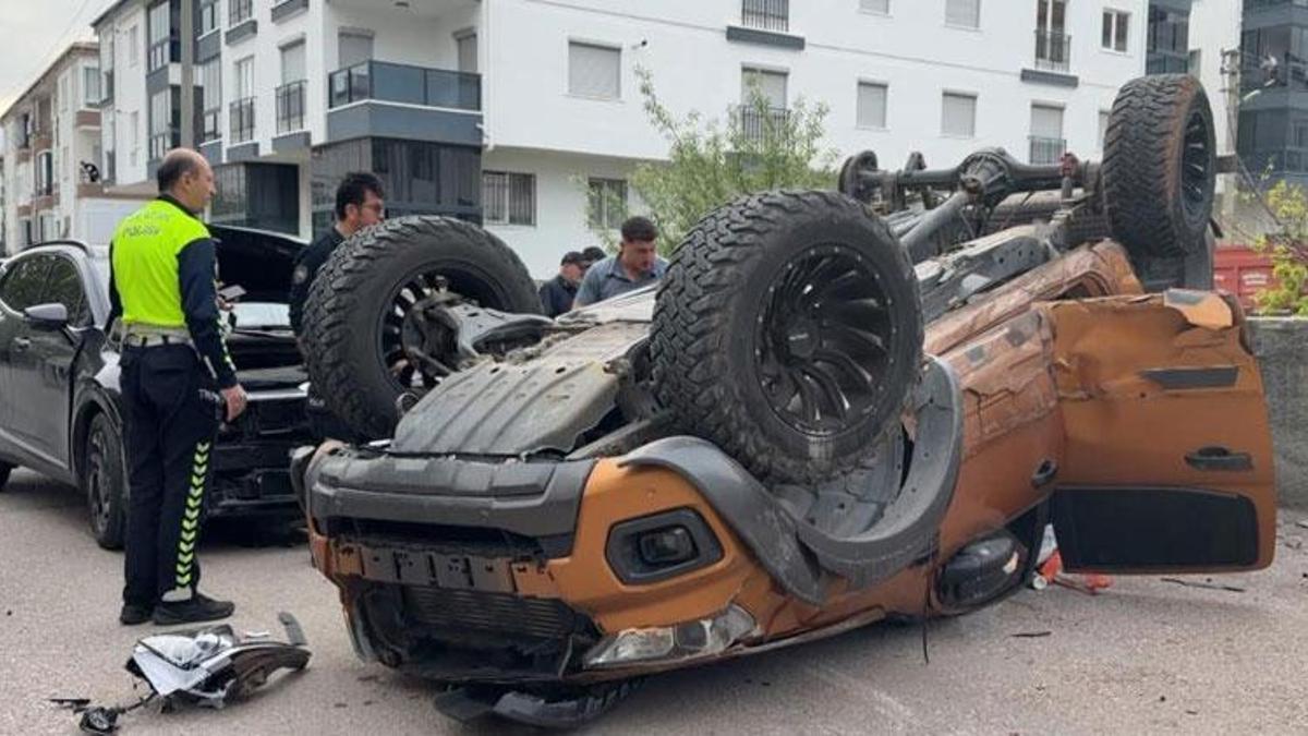 Aksaray'da pikap ile suv aracın çarpıştığı kazada faciadan dönüldü