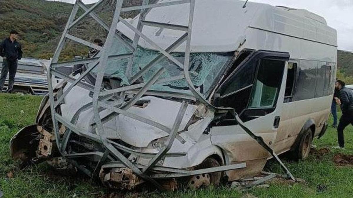 Şemdinli'de yolcu minibüsü direğe çarptı 11 kişi yaralandı