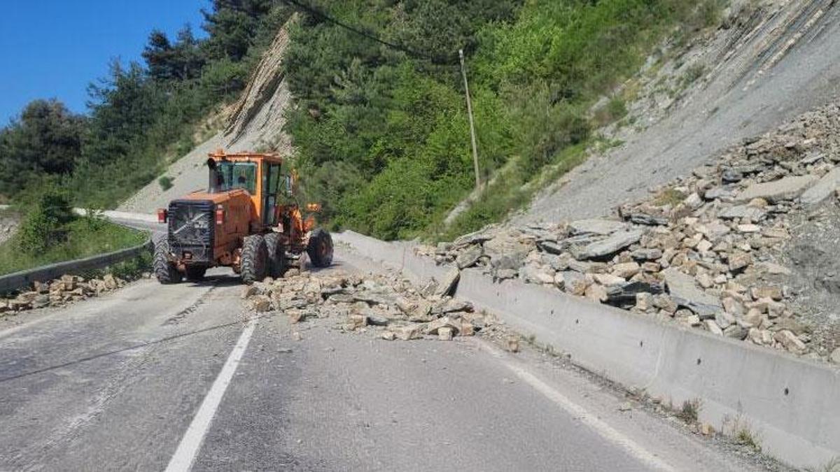 İnebolu’da heyelan nedeniyle kara yolu ulaşıma kapandı