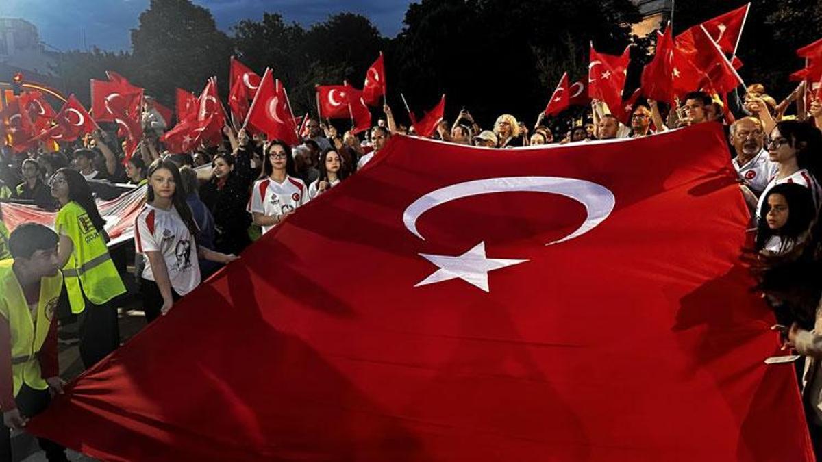 Edirne'de 7’den 70’e çok sayıda kişi ellerinde Türk bayraklarıyla 19 Mayıs coşkusunu yaşadı