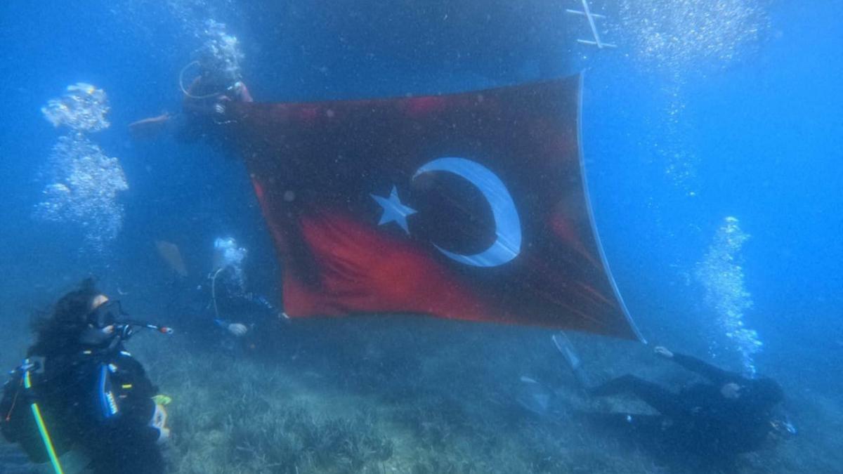 Ayvalık'ta 19 Mayıs'ta Türk bayrağı ile saygı dalışı