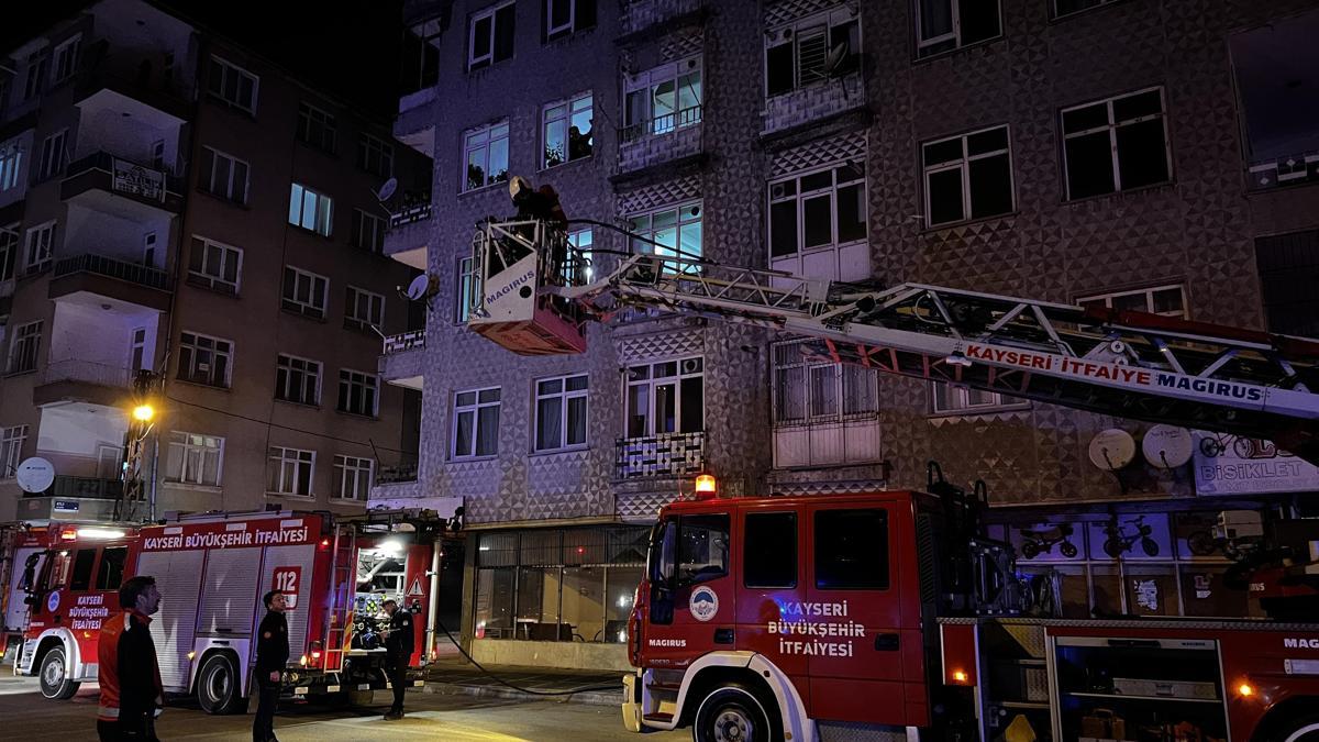 Kayseri’de 4 katlı binanın bodrumunda yangın