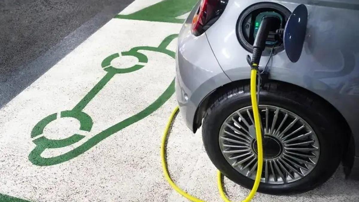 Eve elektrikli araç şarj istasyonu kurulum maliyeti ne kadar? Eve şarj istasyonu kurdurmak mantıklı mı? Apartman ve sitelerde eve araç şarj istasyonu kurulum şartları ve maliyeti: Evde araç şarj etmek kaç TL'ye patlıyor?