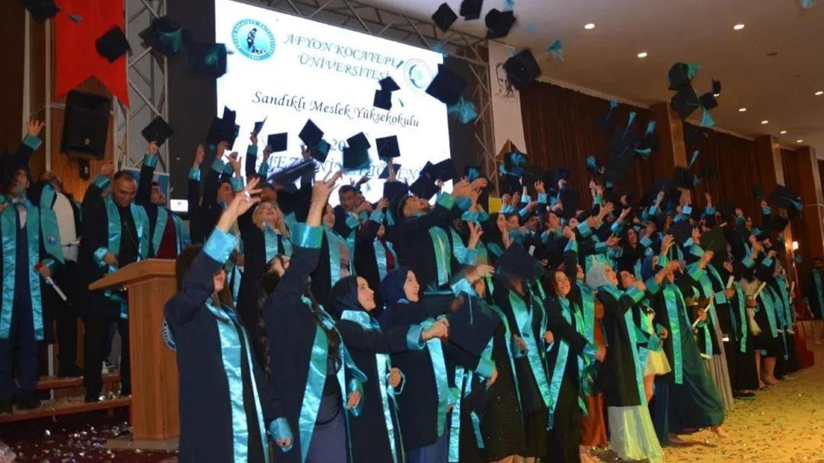 Sandıklı MYO'da mezuniyet töreni