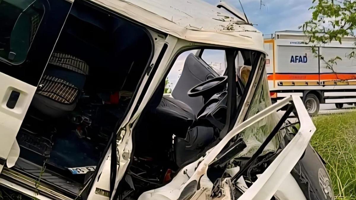 Minibüs ağaca çarptı: 2 yaralı