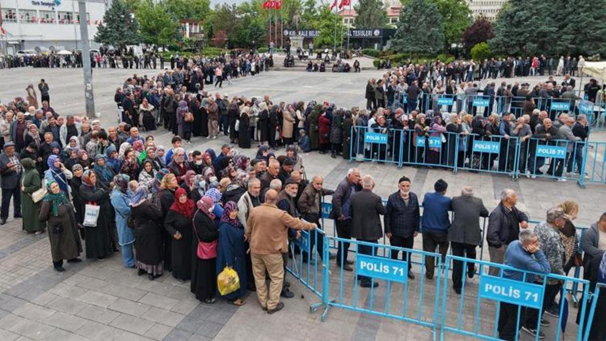 Duyan oraya koştu! Bedava dağıtıldı: Yağmura rağmen metrelerce kuyruk oluştu