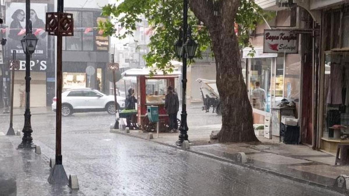 Şiddetli sağanak Tekirdağ'da hayatı olumsuz etkiledi