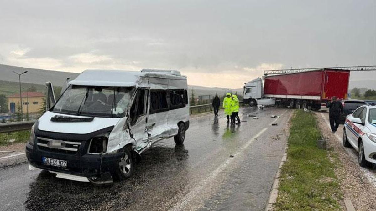 Ankara'da karşı şeride geçti minibüsle çarpıştı 11 kişi yaralandı