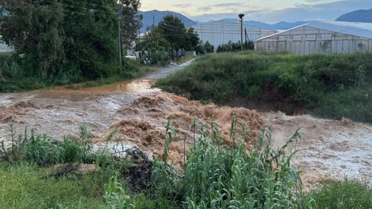 Anamur'da sağanak etkili oldu, sel suları yolu aştı, bahçeler sular altında kaldı