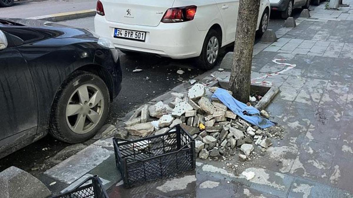 Binanın dış yüzeyinden düşen parçalar panik yarattı: Deprem oluyor zannettik