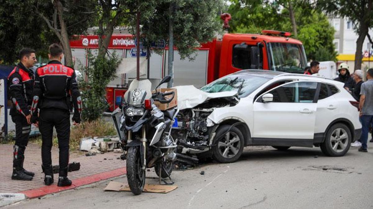 Muratpaşa'da polis motosikletiyle otomobil çarpıştı