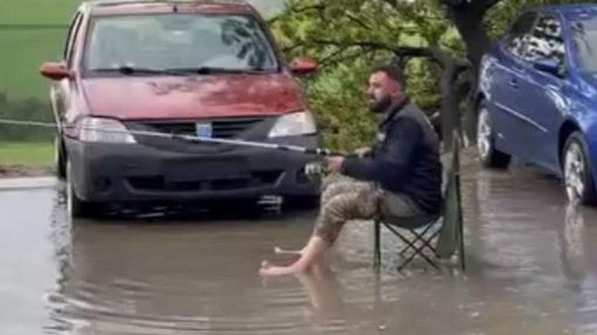 Sağanak yağış Ankara’da etkili oldu, göle dönen yolda olta ile balık tutmaya çalıştı