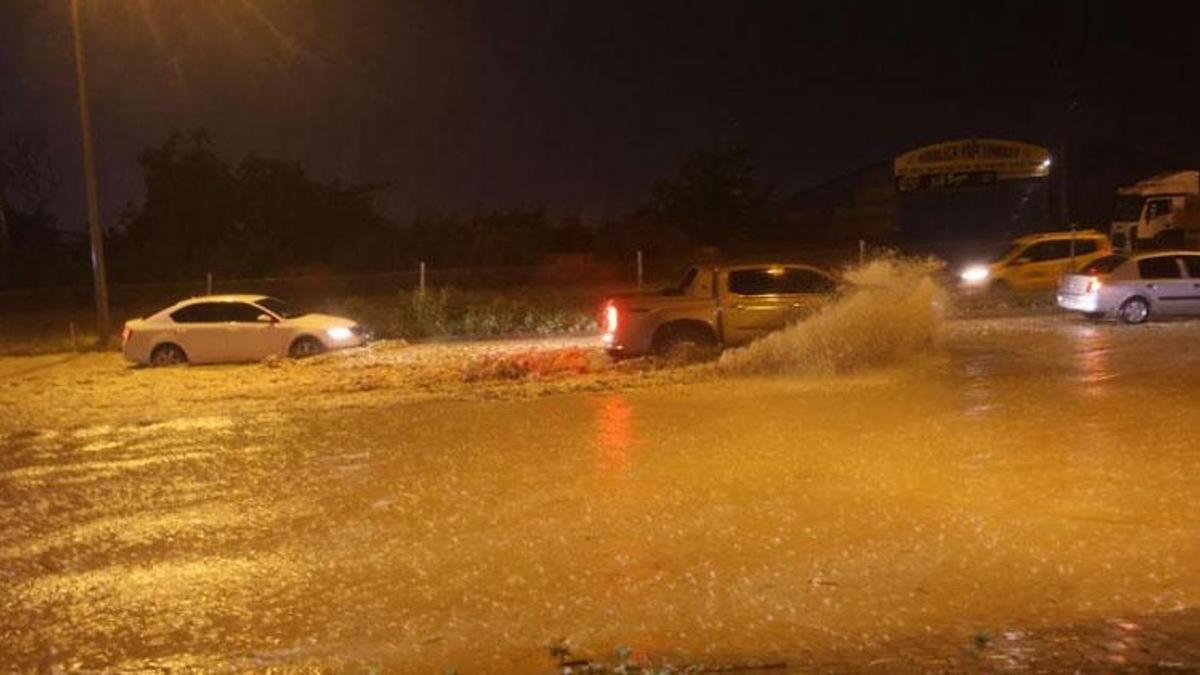 Hatay'da şiddetli sağanak yağışlar sele neden oldu