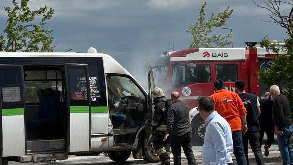 Seyir halindeki yolcu minibüsünde yangın