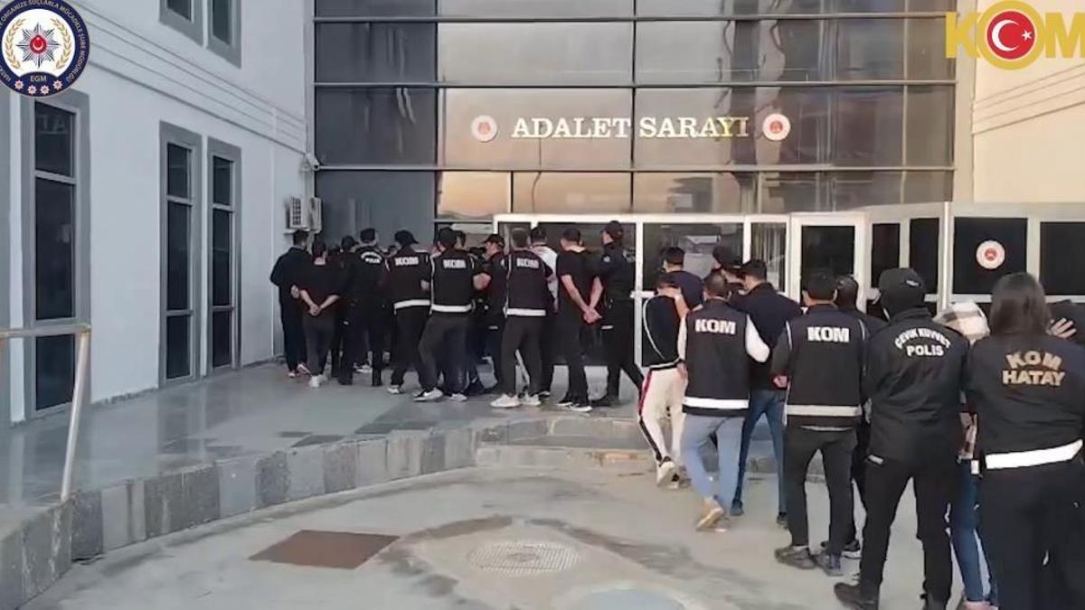 Hatay'da esnafı sözde koruma bahanesiyle haraca bağlayan silahlı çeteye dev operasyon! 28 Kişi Tutuklandı