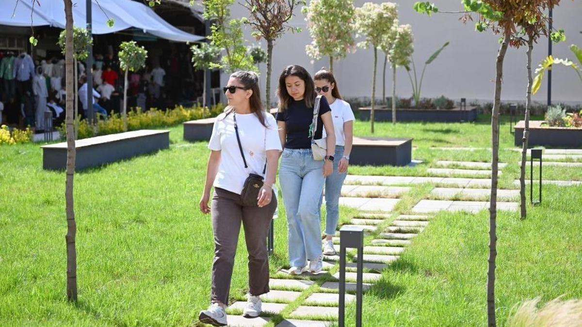 Mersin'in tam ortası kırmızı lacivert oldu: Hizmete açıldı