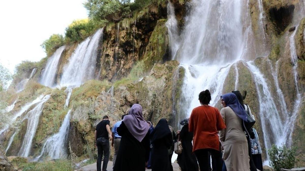 Erzincan'da büyüleyen görüntü: Girlevik Şelalesi coştu