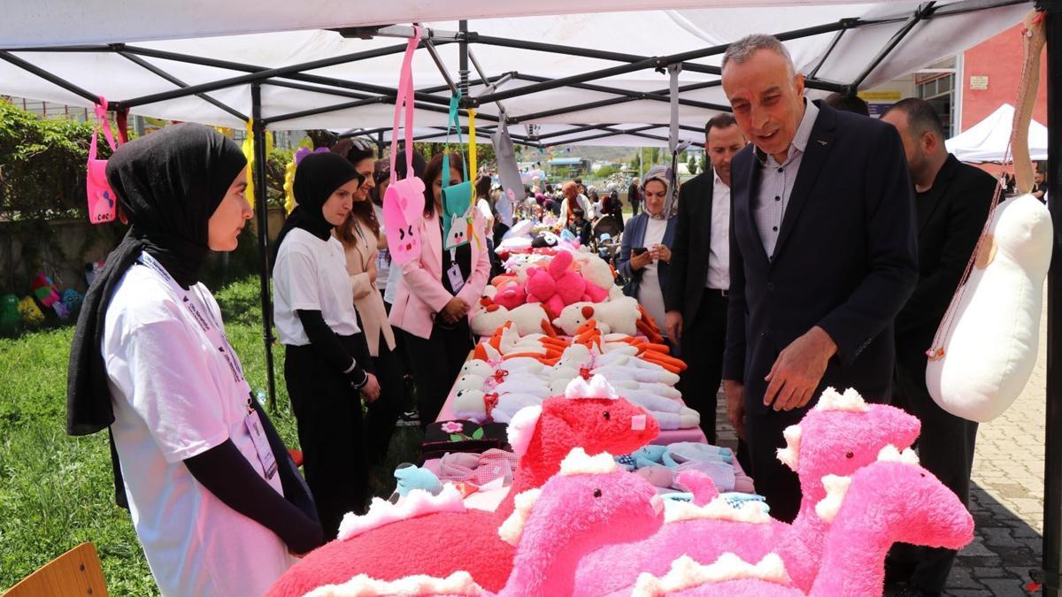 TÜBİTAK projelerini ve el emeği ürünleri sergilediler