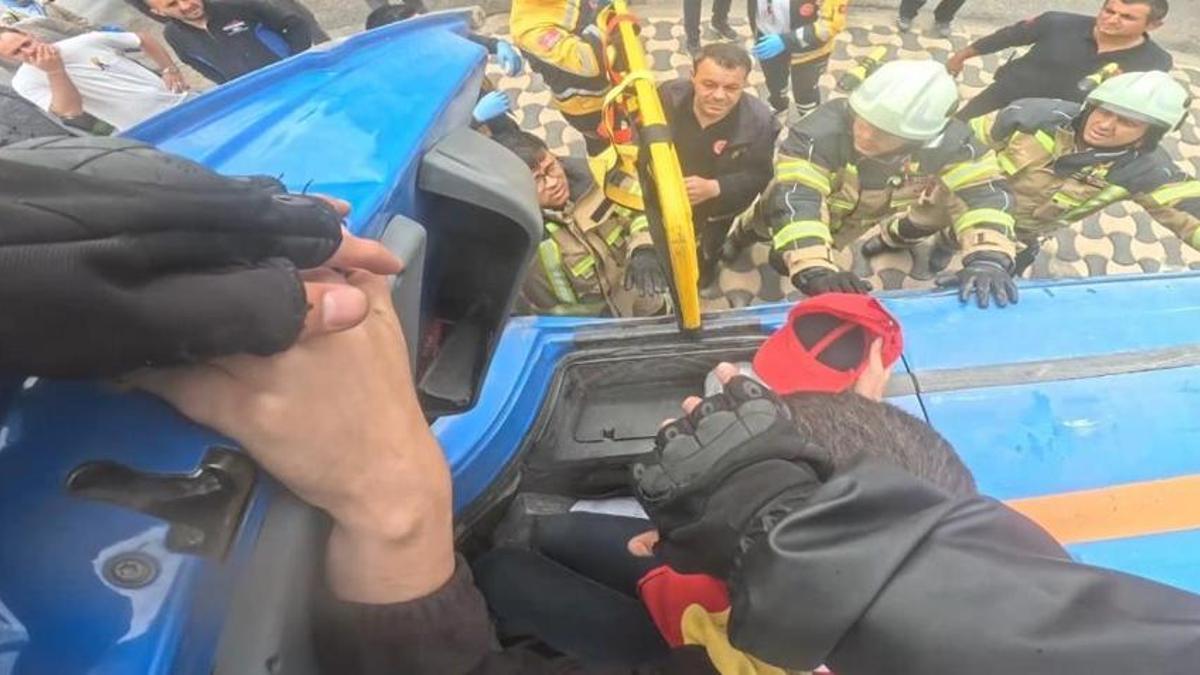 Minibüs takla attı, motokurye bir an bile bırakmadı! Kaza sonrası gerçek ortaya çıktı