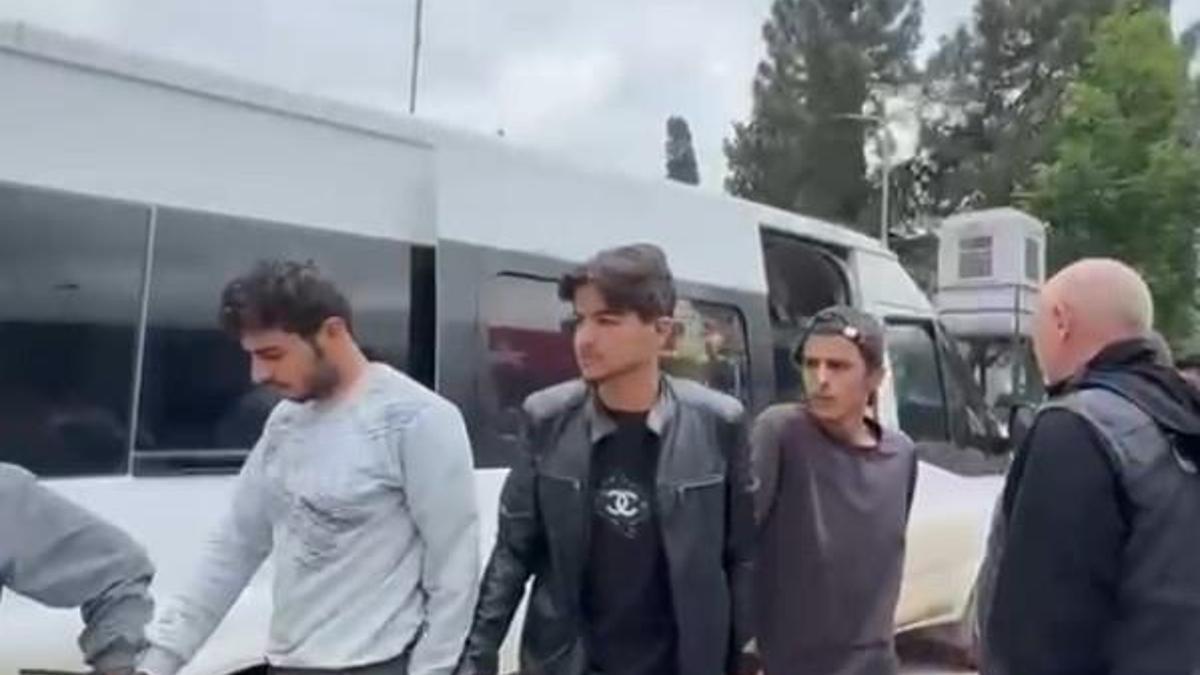 Otoyolda durdurulan minibüste 15 kaçak göçmen yakalandı