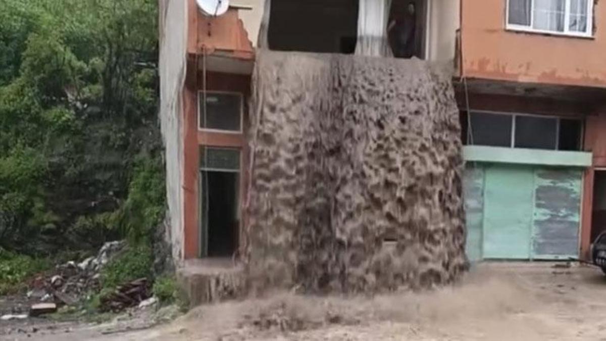 Ordu'da sel suları evin içinden geçip balkondan caddeye aktı