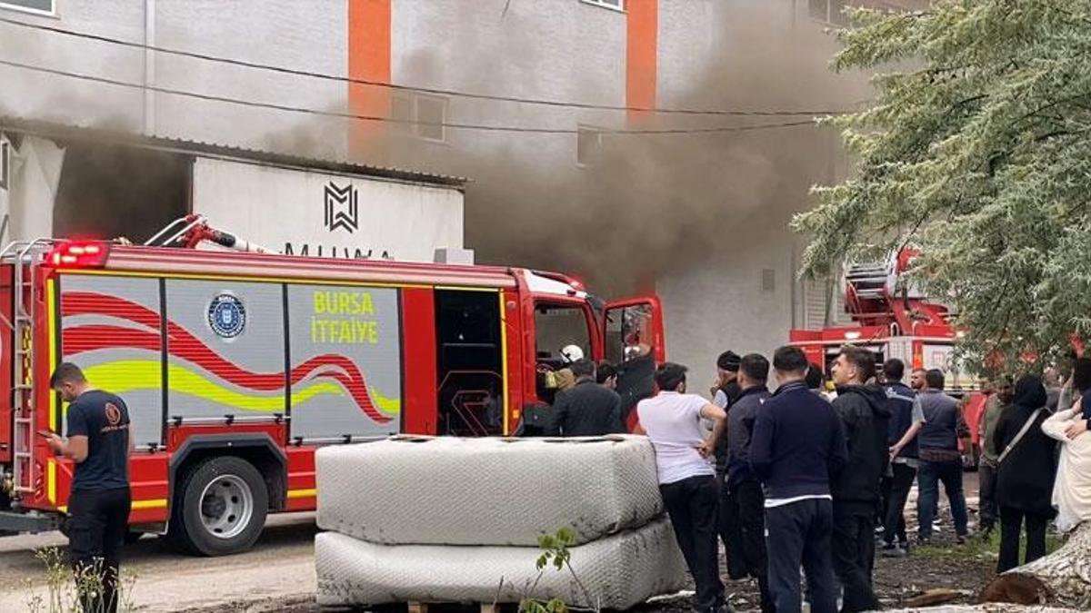 Bursa'da koltuk fabrikasının deposunda yangın çıktı