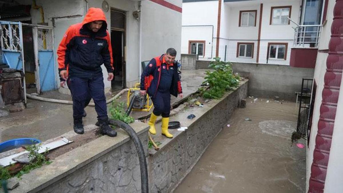 Sağanak Kırıkkale’de hayatı olumsuz etkiledi, ev ve iş yerlerini su bastı