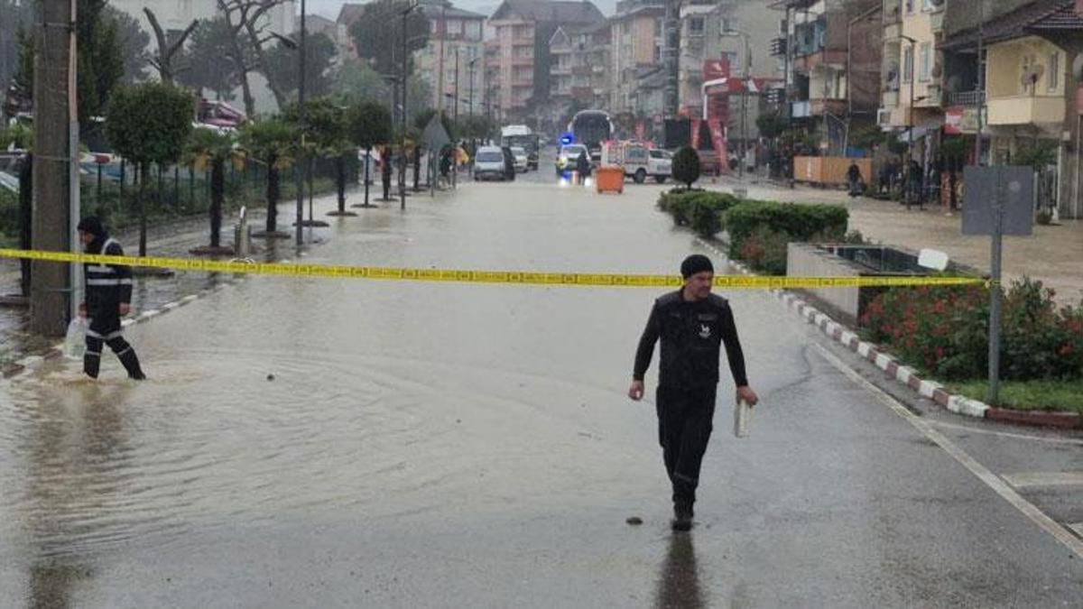 5 yol, 15 ev ve iş yerinde su baskını yaşandı, mahsur kalan 32 kişi kurtarıldı