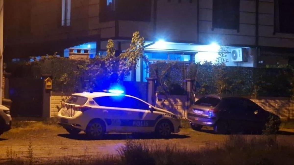 Tartıştığı eşini boğazını keserek öldürdü ardından hayatına son verdi