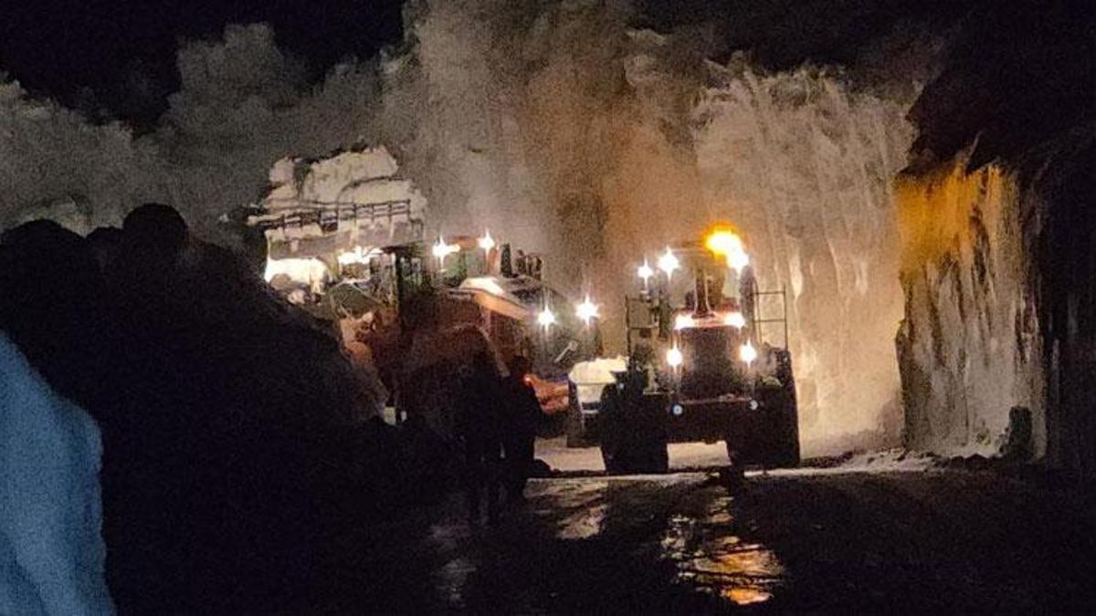 Bahçesaray yolunda metrelerce kar ve çığ riskiyle mücadele