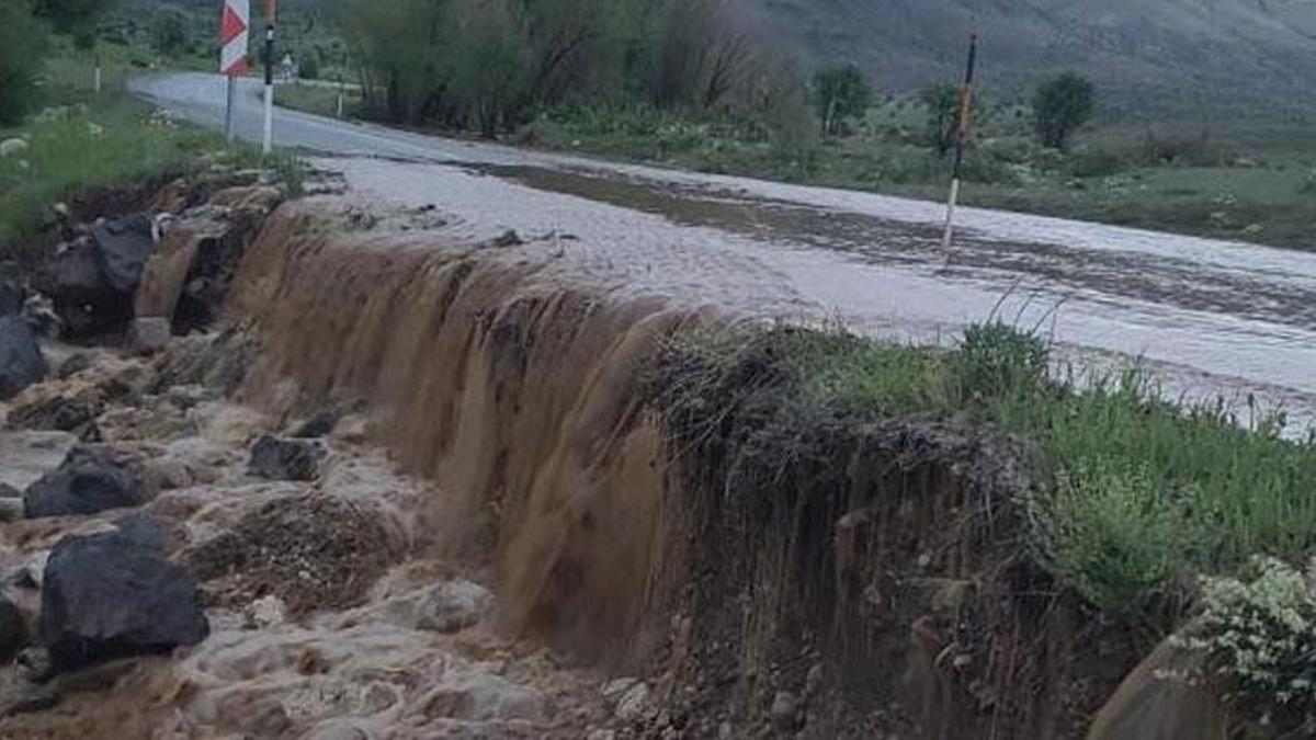 Sağanak yağışlar Tomarza'da etkili oldu, ana yol sular altında kaldı